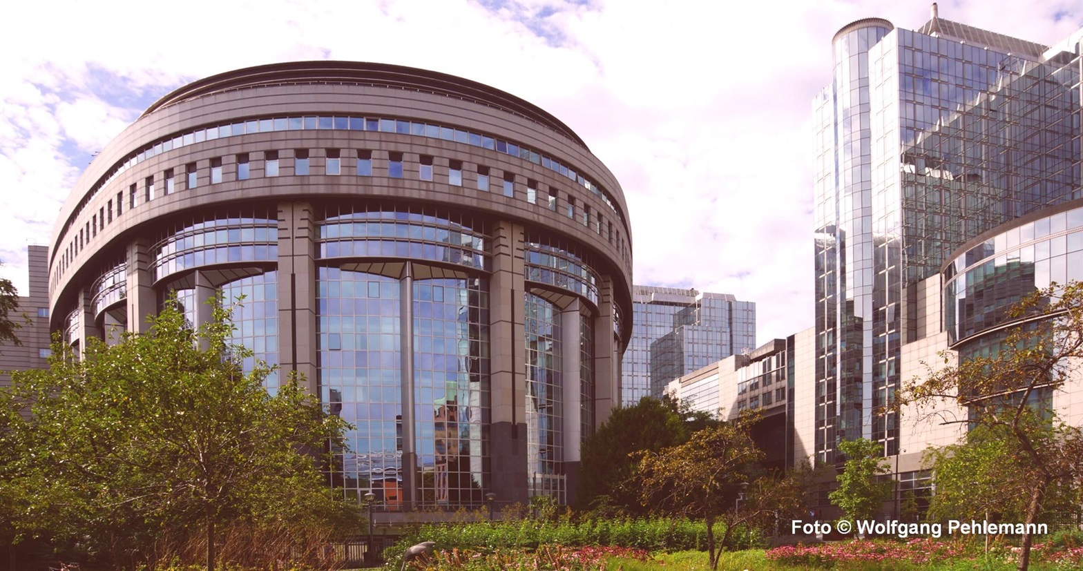 Europäisches Parlament Plenarsaal im Espace Léopold am Paul-Henri-Spaak-Building Brüssel Belgien 2560x1350 - Foto © Wolfgang Pehlemann DSC09247